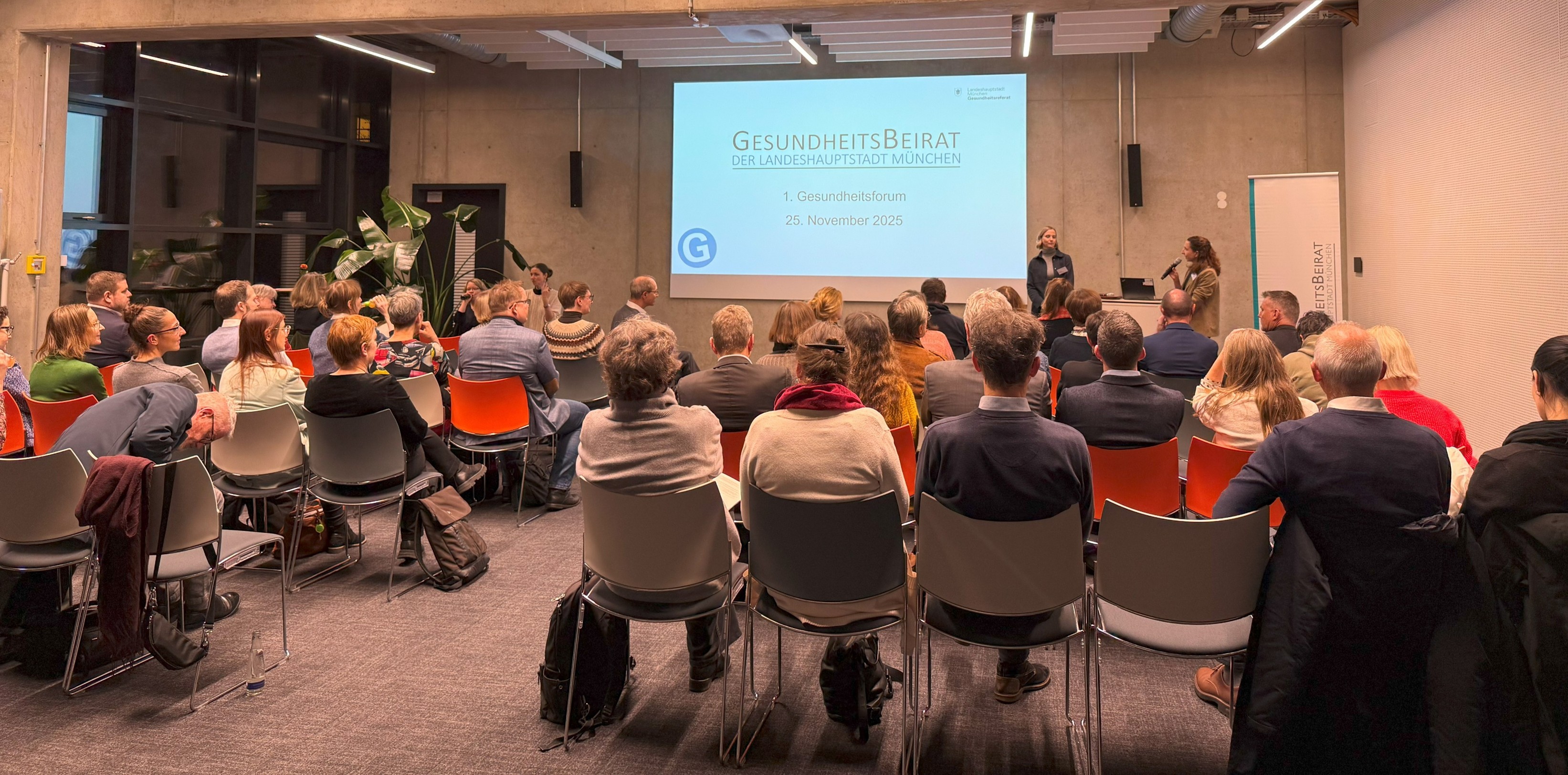Sara Schulz und Andrea Stadelmann begrüßen die Mitglieder zum 1. Gesundheitsforum.